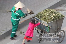 Xúc động hình ảnh em bé đi quét rác cùng mẹ trong ngày Tết