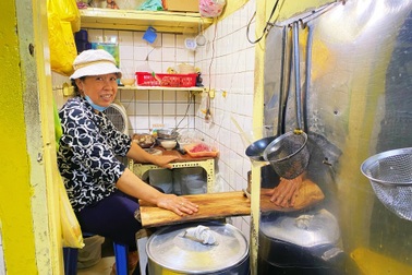 Quán phở "núp thềm" lai vị Bắc-Nam, khách phải canh giờ để đến ăn