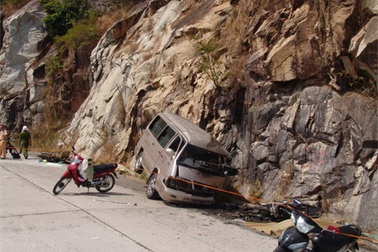 Xe đi lễ hội Yên Tử đâm vào vách núi