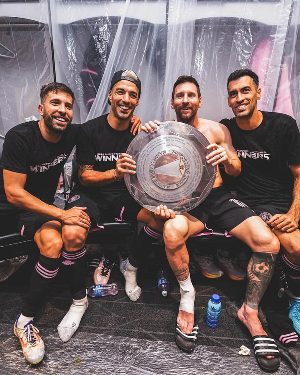 Lionel Messi cởi trần, đi dép lê ăn mừng chức vô địch của Inter Miami - 1 Lionel Messi cởi trần, đi dép lê ăn mừng chức vô địch của Inter Miami - 1