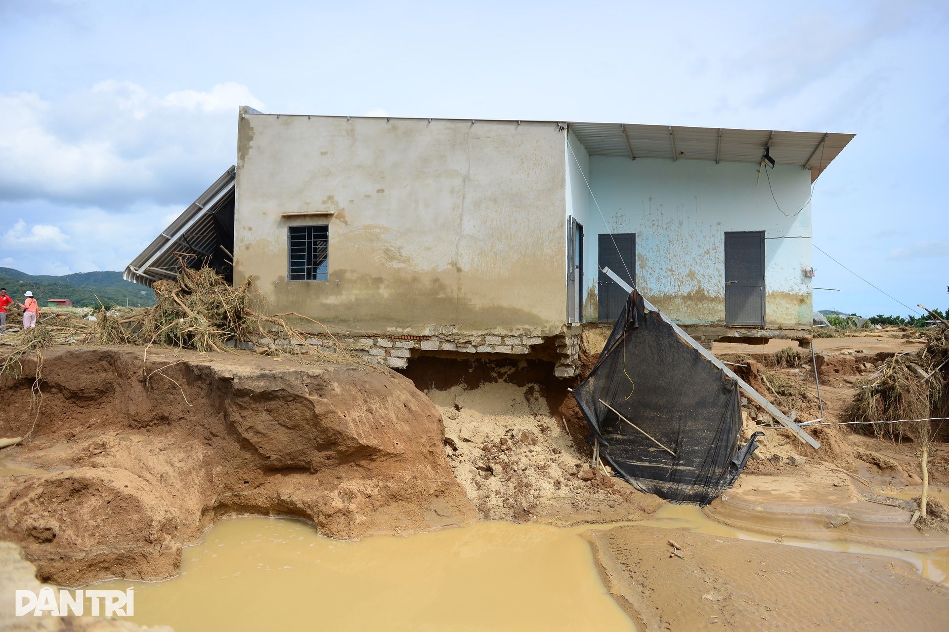 Vỡ hồ nước ở Lâm Đồng, lũ cát cuồn cuộn đổ về san phẳng nhà vườn - 11