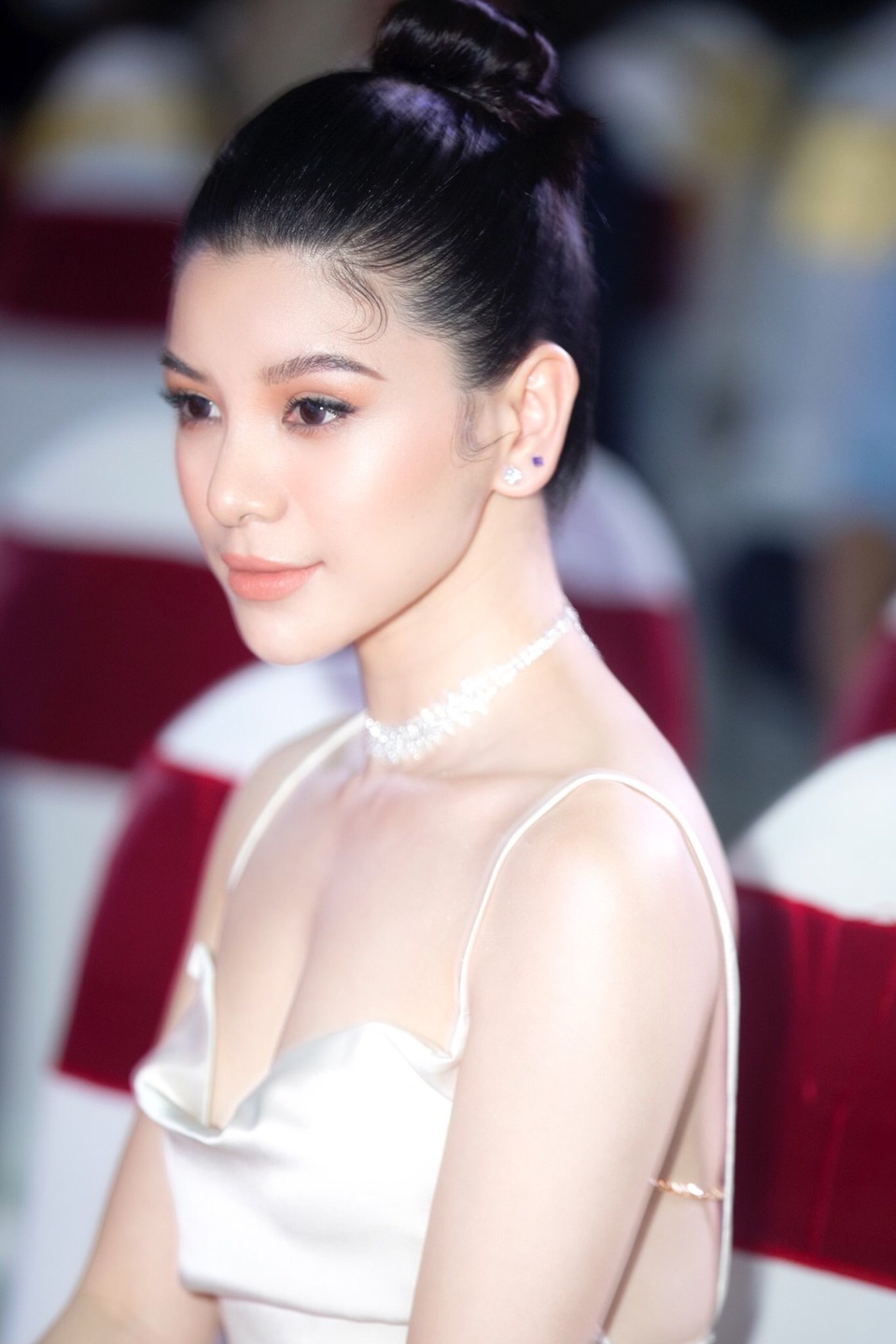 Mia Mai diện váy lụa xẻ cao khoe chân dài - 1 Mia Mai diện váy lụa xẻ cao khoe chân dài - 1