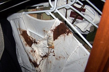 Tìm thấy búp bê và áo sơ mi dính máu tại nhà Michael Jackson 