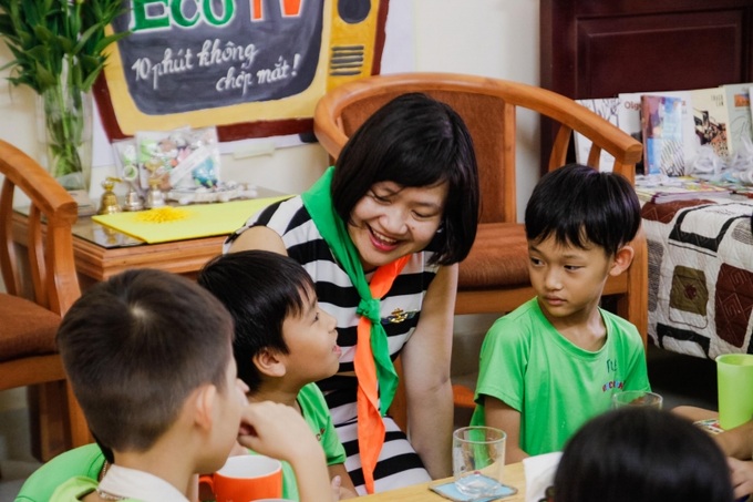 Tiến sĩ giáo dục Nguyễn Thuỵ Anh kể chuyện tương tác cho trẻ. Ảnh: Trà My