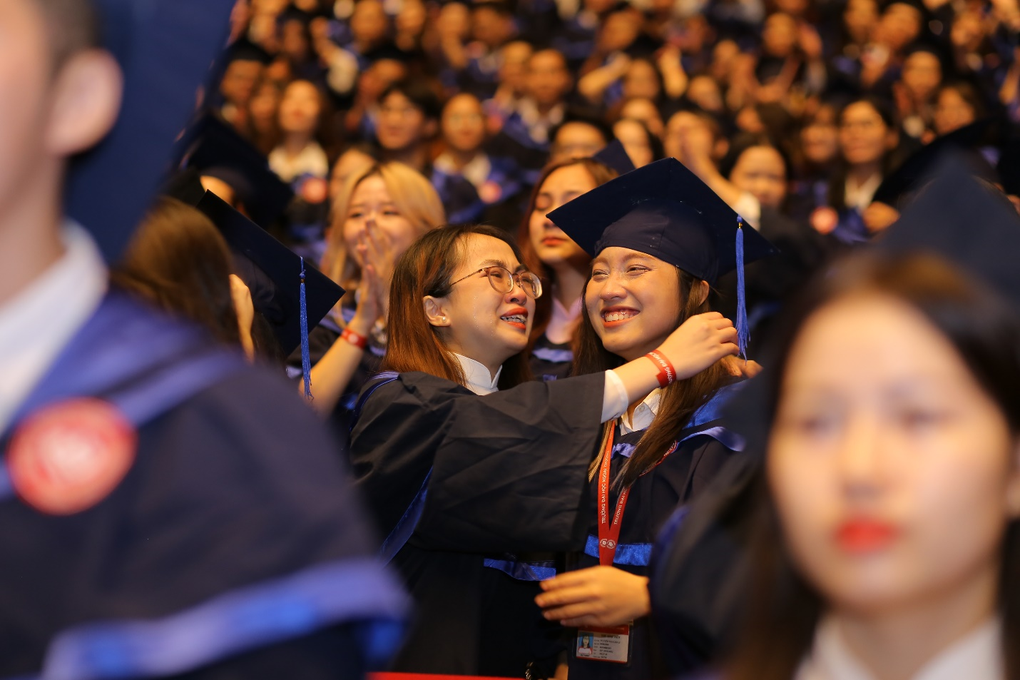 Sinh viên trường Đại học Ngoại thương cùng khóc, cười trong ngày tốt nghiệp - 4 Sinh viên trường Đại học Ngoại thương cùng khóc, cười trong ngày tốt nghiệp - 4