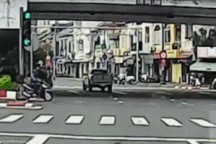 Vượt đèn đỏ, xe bán tải tông lật nghiêng xe ba gác máy