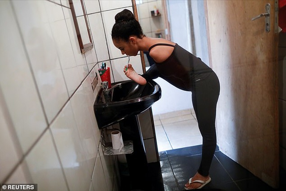 Ngưỡng mộ tài năng và nghị lực của vũ công ba-lê không tay - 2 Ngưỡng mộ tài năng và nghị lực của vũ công ba-lê không tay - 2