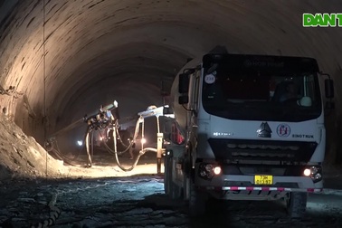 Bên trong hầm xuyên núi 1.100 tỷ đồng trên cao tốc Bắc - Nam qua Hà Tĩnh