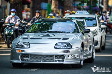 Bỏ qua siêu xe hàng chục tỷ, ông Đặng Lê Nguyên Vũ lái Toyota 1993 dạo phố cuối tuần