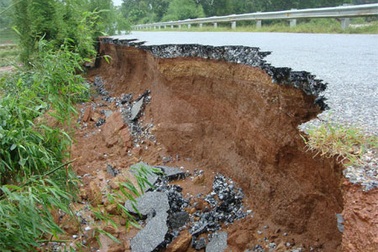 Nước lũ dâng cao, vận tải trên trục Bắc Nam tiếp tục đình trệ