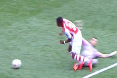 Trọng tài “cướp” mất Emirates Cup của Arsenal