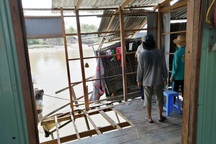 Sạt lở bờ sông, di dời khẩn cấp 2 hộ dân