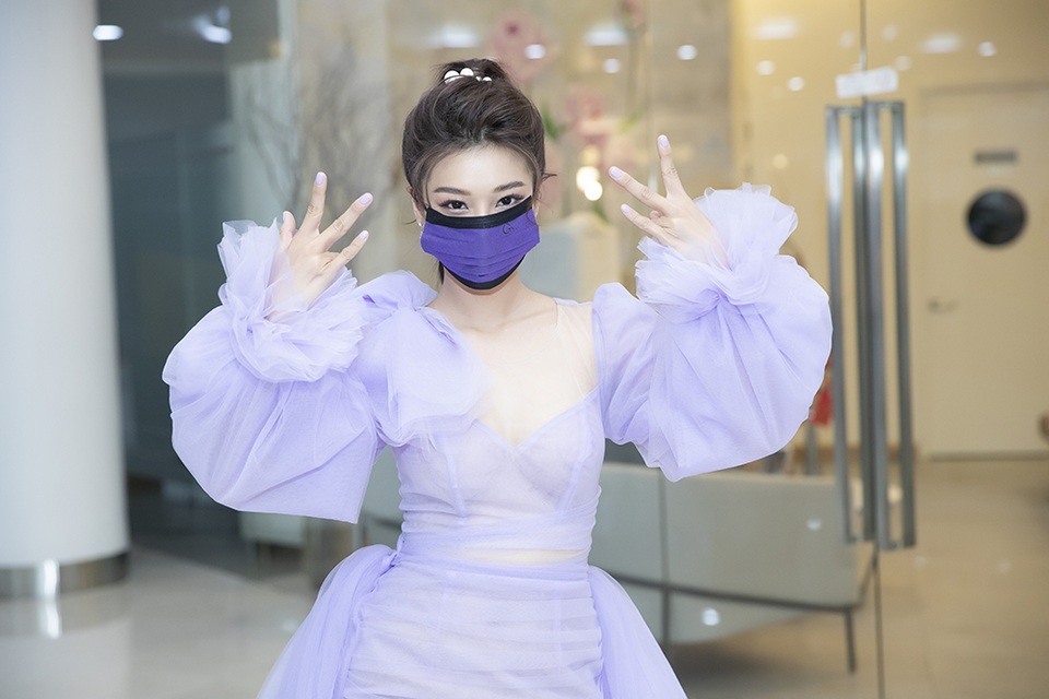 Khả Ngân, Hoàng Yến... mang khẩu trang khi xuất hiện trên thảm đỏ - 11 Khả Ngân, Hoàng Yến... mang khẩu trang khi xuất hiện trên thảm đỏ - 11