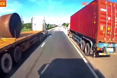Container vượt ẩu, cố tình đánh lái gấp tạt đầu xe cùng chiều