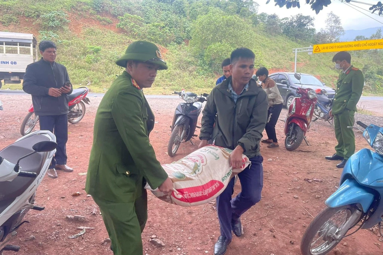 Vụ hôi của sau tai nạn: Người dân trả lại 108 bao gạo, xin lỗi tài xế - 1