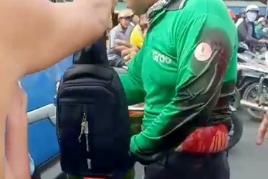 Tài xế xe buýt cầm dao đâm tài xế Grab sau va chạm giao thông