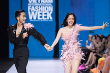 Khánh Thi - Phan Hiển tình tứ trên sàn catwalk sau thông báo đám cưới