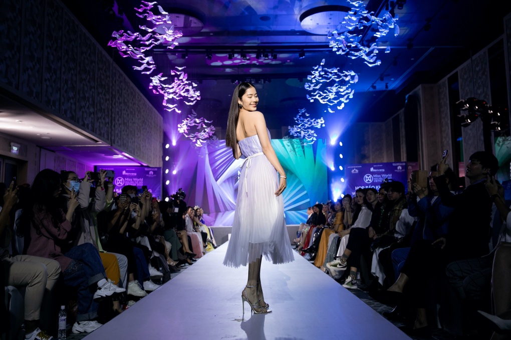 Nam Em catwalk tự tin sau tranh cãi eo kém thon tại Miss World Vietnam - 2 Nam Em catwalk tự tin sau tranh cãi eo kém thon tại Miss World Vietnam - 2
