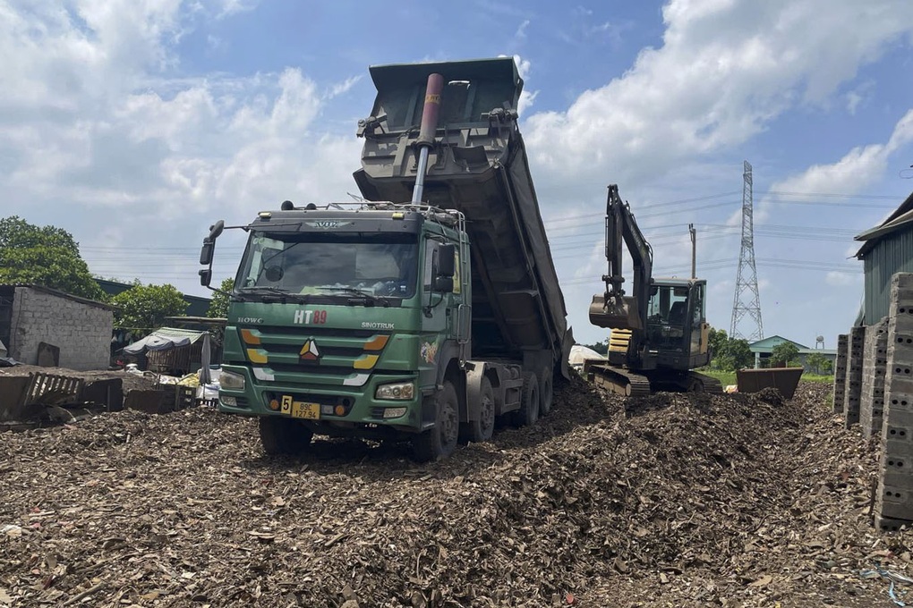 Phát hiện các đối tượng chôn trái phép chất thải công nghiệp ở Hưng Yên - 1