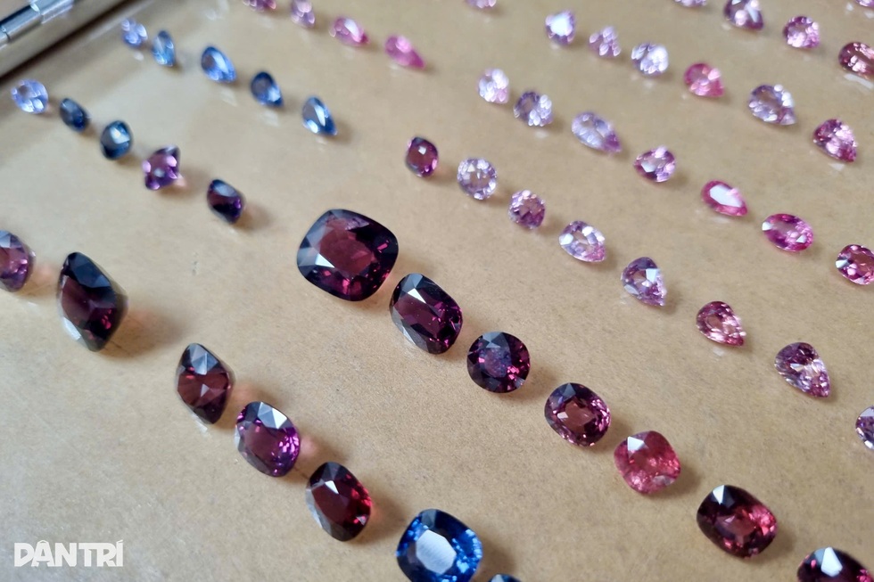 Khu chợ ở Yên Bái bày bán đá quý như rau, có viên giá vài tỷ đồng - 3 Khu chợ ở Yên Bái bày bán đá quý như rau, có viên giá vài tỷ đồng - 3