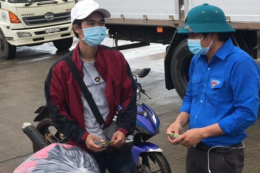 Thiếu ăn nhiều ngày, thanh niên vẫn quyết chia nửa tiền cho người khó khăn