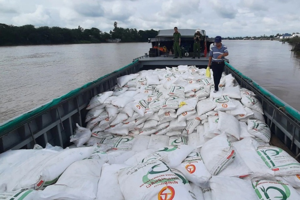 Bắt một cán bộ Cục Hải quan An Giang liên quan vụ buôn lậu đường cát - 2 Bắt một cán bộ Cục Hải quan An Giang liên quan vụ buôn lậu đường cát - 2