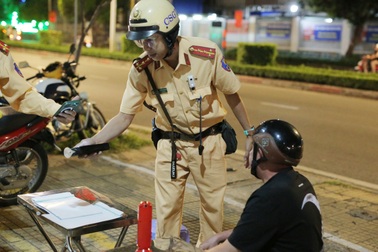 Đi mua thuốc lá sau cuộc nhậu, tài xế ở TPHCM bị phạt 9 triệu đồng