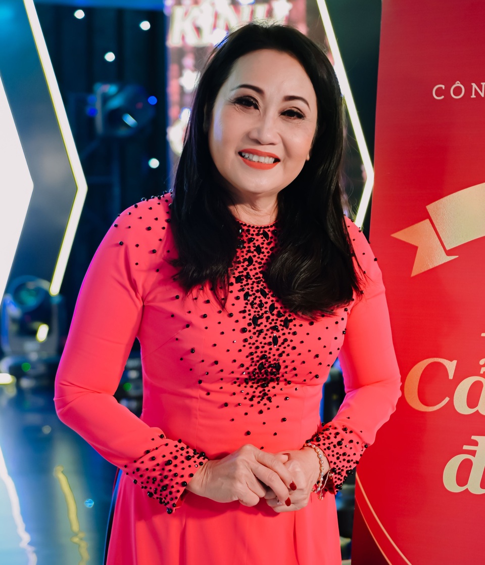 Nghệ sĩ Thanh Hằng chui xuống gầm bàn để hát vì quá nhớ nghề - 1 Nghệ sĩ Thanh Hằng chui xuống gầm bàn để hát vì quá nhớ nghề - 1
