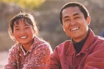 Cú bẻ lái bất ngờ của "cô gái nuôi lợn" thành sao nhờ Trương Nghệ Mưu