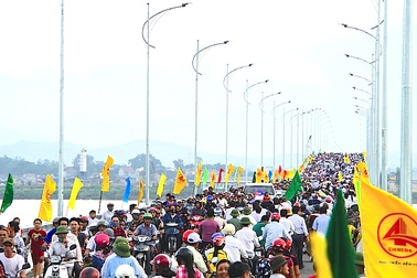 Cầu bắc qua Sông Lam tắc nghẽn kinh hoàng trong ngày khánh thành