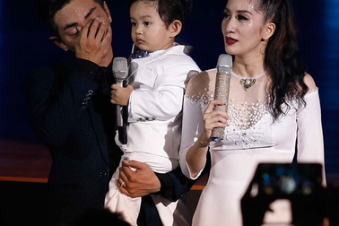 Khánh Thi bật khóc khi hát cùng con trai trên sân khấu