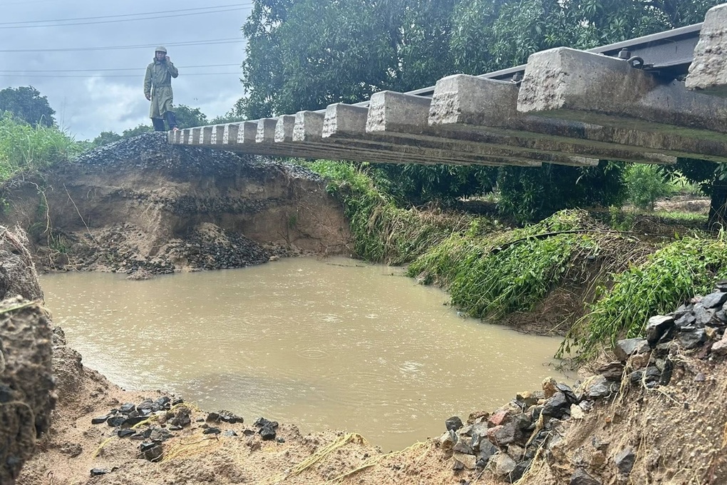 100m đường sắt Bắc - Nam bị khoét rỗng, ray “treo” lơ lửng - 1 100m đường sắt Bắc - Nam bị khoét rỗng, ray “treo” lơ lửng - 1