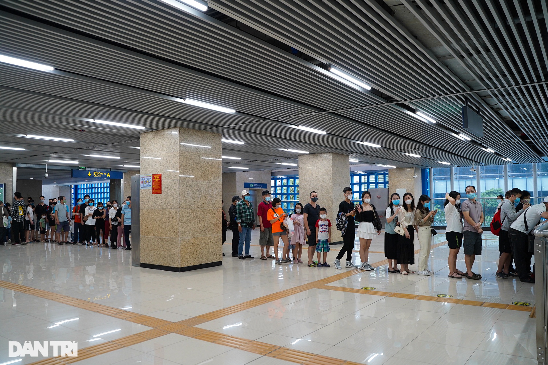Biển người chen chân đi thử tàu điện Cát Linh - Hà Đông, lơ là phòng dịch - 5 Biển người chen chân đi thử tàu điện Cát Linh - Hà Đông, lơ là phòng dịch - 5