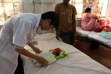 Cứu thành công bé sinh non 28 tuần, nặng 8 lạng