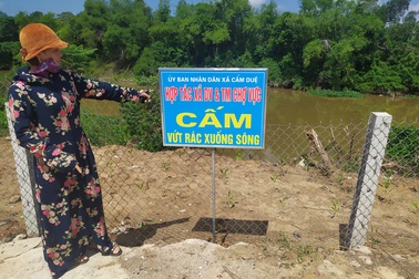 HTX chợ dọn sạch rác trên sông sau khi báo Dân trí phản ánh