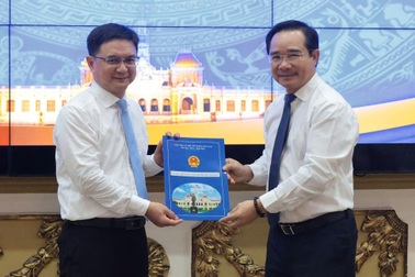 Ông Nguyễn Mạnh Cường nhận quyết định phê chuẩn làm Phó chủ tịch UBND TPHCM