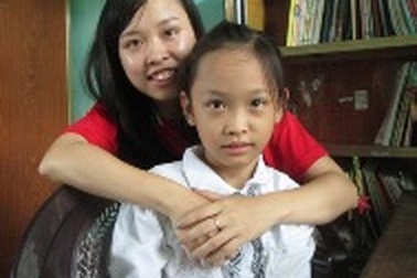 Hai chị em mồ côi cha học giỏi