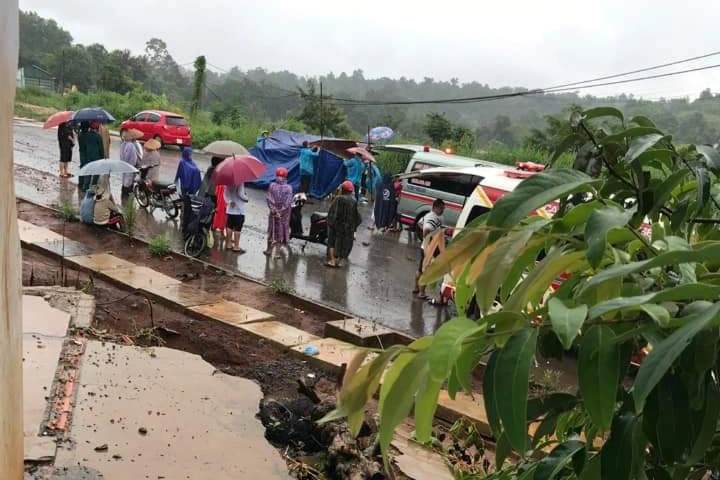 Đi thăm em gái, cụ bà 71 tuổi bị lũ cuốn tử vong - 2 Đi thăm em gái, cụ bà 71 tuổi bị lũ cuốn tử vong - 2