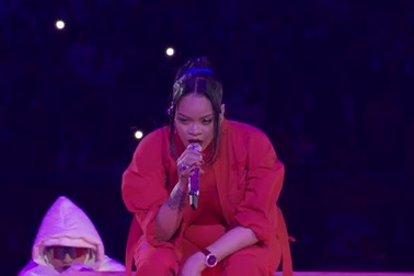 Rihanna biểu diễn tại trận tranh Siêu cúp Bóng bầu dục Mỹ