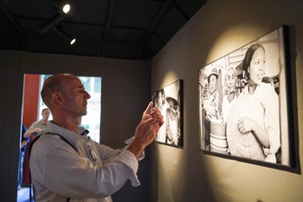 Chiêm ngưỡng các tác phẩm nhiếp ảnh độc đáo tại Biennale Photo Hanoi 2025
