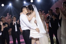 Hoa hậu Đỗ Thị Hà và chồng doanh nhân "khóa môi" tình tứ tại lễ cưới Hà Nội