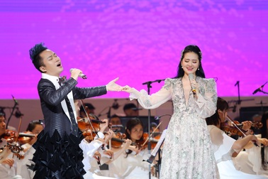 Phạm Thùy Dung khiến NSND Trung Kiên xúc động trong live concert đầu đời