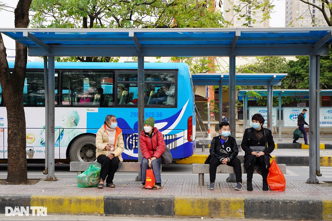 Người dân lỉnh kỉnh đồ đạc trở lại Thủ đô trong chiều mùng 4 Tết - 12 Người dân lỉnh kỉnh đồ đạc trở lại Thủ đô trong chiều mùng 4 Tết - 12