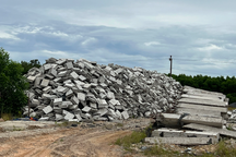 Bãi cấu kiện "lạ" bên đường Hồ Chí Minh vẫn chây ỳ dù bị nhắc nhở