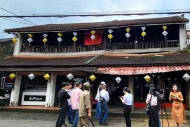 Huế trùng tu nhà rường 110 năm tuổi ở phố cổ Bao Vinh