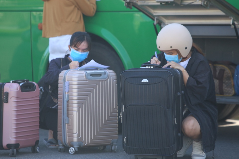 Đưa người lao động Quảng Ngãi bị “mắc kẹt” ở Đà Nẵng về quê - 2 Đưa người lao động Quảng Ngãi bị “mắc kẹt” ở Đà Nẵng về quê - 2