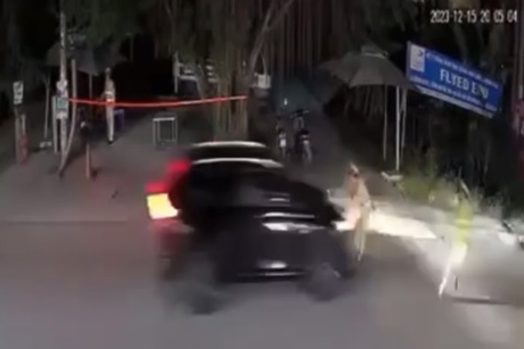 Tài xế ô tô lao thẳng xe vào 2 CSGT đo nồng độ cồn - 1 Tài xế ô tô lao thẳng xe vào 2 CSGT đo nồng độ cồn - 1