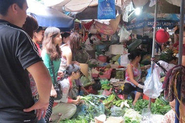 Hà Nội: Rau xanh "hút hàng" vì bão Haiyan