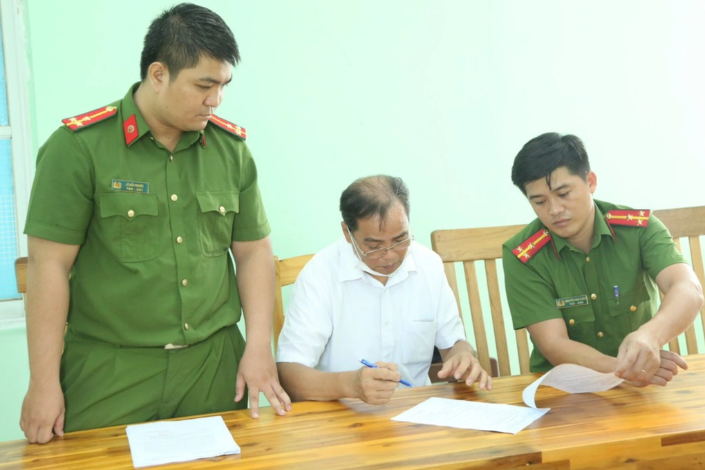 Khởi tố Trưởng Văn phòng công chứng Nguyễn Thị Gái - 2 Khởi tố Trưởng Văn phòng công chứng Nguyễn Thị Gái - 2