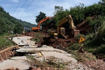 Trắng đêm chong đèn khắc phục hàng chục điểm sạt lở nghiêm trọng